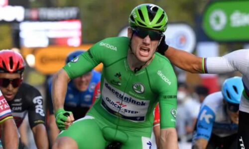 Сэм Беннетт побеждает на Елисейских полях на этапе "Тур де Франс" 2020 года.