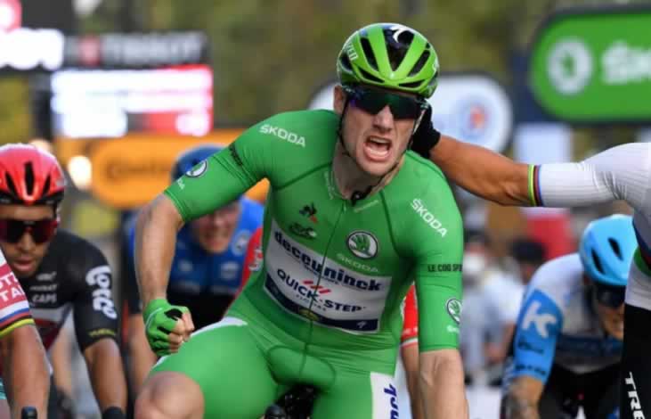 Сэм Беннетт побеждает на Елисейских полях на этапе "Тур де Франс" 2020 года.