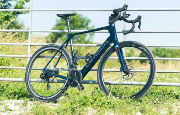 Модель Gain от Orbea во многом повторяет дизайн шоссейного велосипеда Orca.