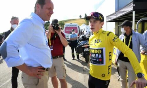 Кристиан Прюдомм в беседе с Йонасом Вингегаардом на "Тур де Франс" 2023 года.