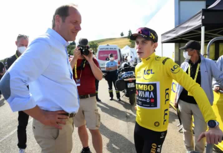 Кристиан Прюдомм в беседе с Йонасом Вингегаардом на "Тур де Франс" 2023 года.