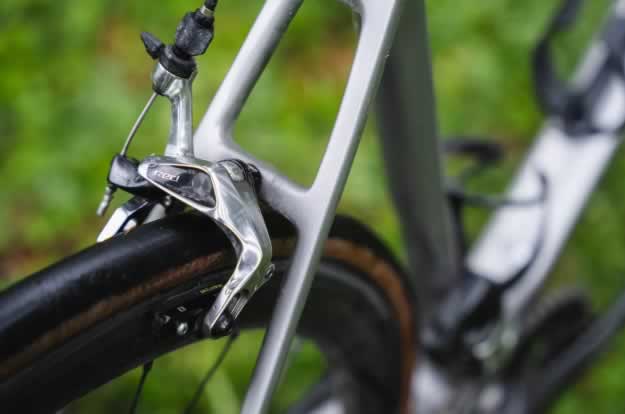 Ободные тормоза замедляют движение велосипеда, прикладывая усилие к ободу колеса.