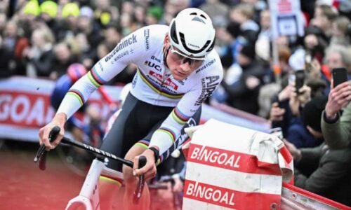 Матье ван дер Поэль лидирует на этапе Кубка мира по циклокроссу в Антверпене