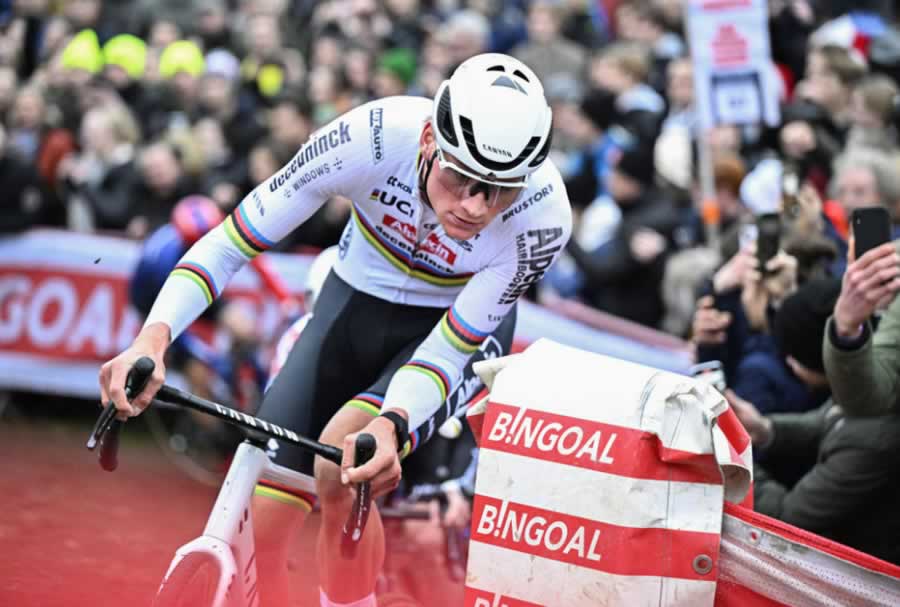 Матье ван дер Поэль лидирует на этапе Кубка мира по циклокроссу в Антверпене