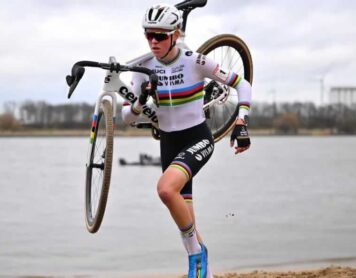 Фем ван Эмпел одерживает 11-ю победу в гонке Кубка мира UCI в Антверпене