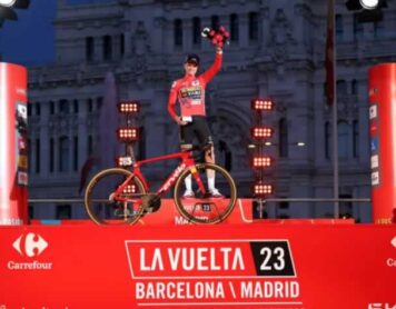 Вуэльта Испании 2023: Сепп Кусс празднует победу в общем зачете