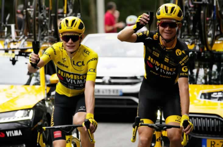Тур де Франс 2023: Сепп Кусс и Йонас Вингегаард празднуют вторую победу датчанина в общем зачете