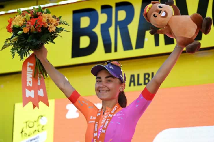 Тур де Франс 2023 года среди женщин: Рикарда Бауэрнфайнд из команды Canyon-SRAM Racing празднует победу на подиуме пятого этапа