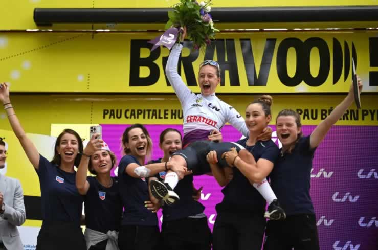 Седрин Кербаол радуется победе в белой молодежной классификационной майке на женском "Тур де Франс 2023".