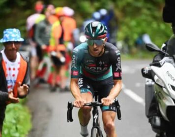 Джай Хиндли на пути к победе и желтой майке на пятом этапе "Тур де Франс" 2023 года.