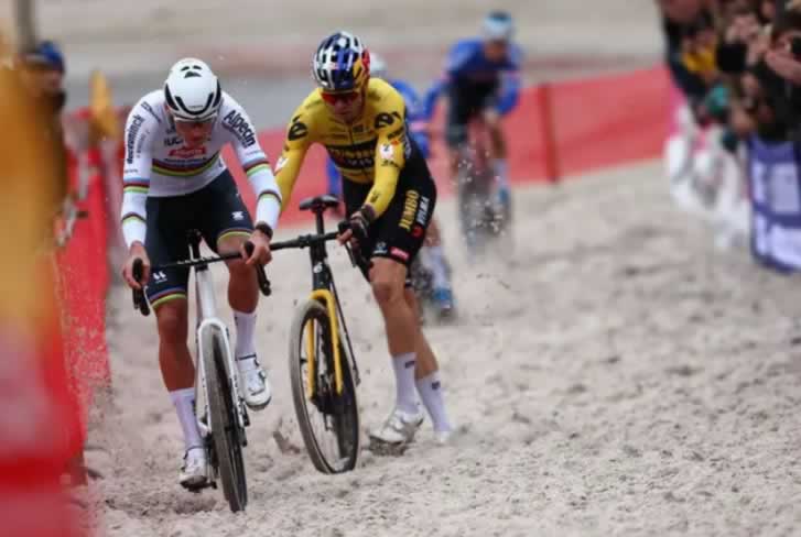 Матье ван дер Поэль и Вут ван Аерт впервые в сезоне циклокросса 2023-24 годов сразились на песке в Мо