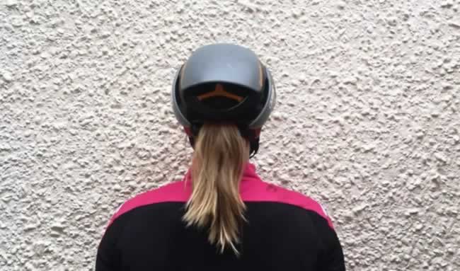 Лучшие шлемы для шоссейных велосипедов оснащены такими практичными элементами конструкции, как отверстие для хвостика.