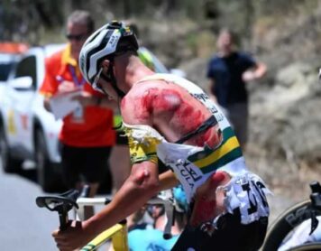 Люк Плапп (Jayco-AlUla) получил много дорожной сыпи после аварии на третьем этапе Tour Down Under