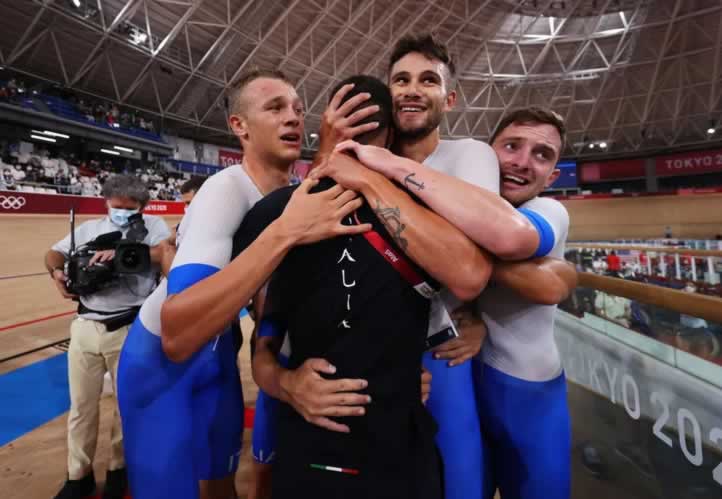 Ганна и его товарищи по сборной Италии празднуют золото и мировой рекорд во время командной гонки преследования в Токио.