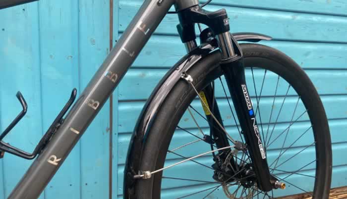 На городских велосипедах часто устанавливают более широкие шины, чем на дорожных велосипедах.
