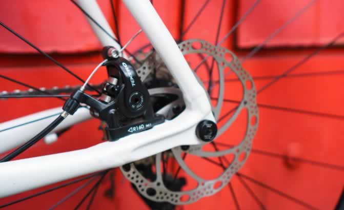 Механические дисковые тормоза, отличающиеся большей мощностью и надежностью по сравнению с ободными тормозами, нравятся многим велосипедистам.
