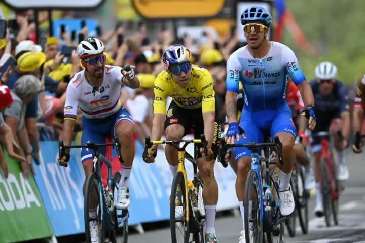 "Ты мужик!" Петер Саган приветствует Дилана Гроневегена за победу на этапе Тур де Франс 2022 года.