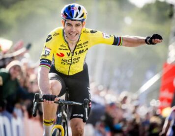 Вут ван Аерт радуется победе в мужской элитной гонке на этапе Кубка мира по циклокроссу в Бенидорме, Испания