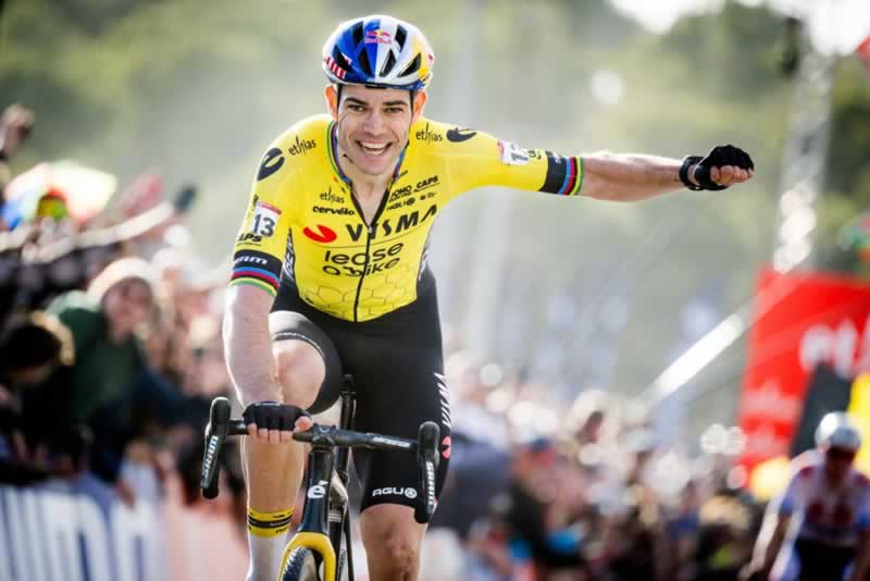 Вут ван Аерт радуется победе в мужской элитной гонке на этапе Кубка мира по циклокроссу в Бенидорме, Испания 