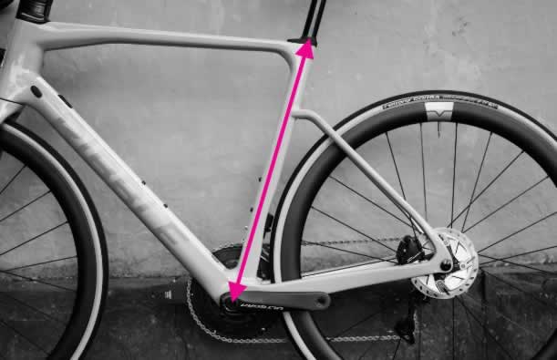Многие производители определяют размеры дорожных велосипедов по длине подседельной трубы.