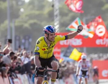 Вут ван Аерт в одиночку пересекает линию и выигрывает этап Кубка мира по циклокроссу в Бенидорме