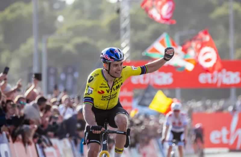 Вут ван Аерт в одиночку пересекает линию и выигрывает этап Кубка мира по циклокроссу в Бенидорме