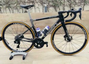 Черное и хромированное, с небольшими вкраплениями красного и желтого, указывающими на то, что это велосипед бельгийского чемпиона.