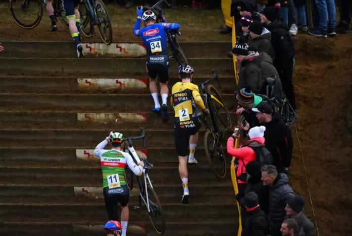 Херманс, Ван Аерт и другие спортсмены бегут вверх по ступенькам перед шумной толпой в Зольдере.