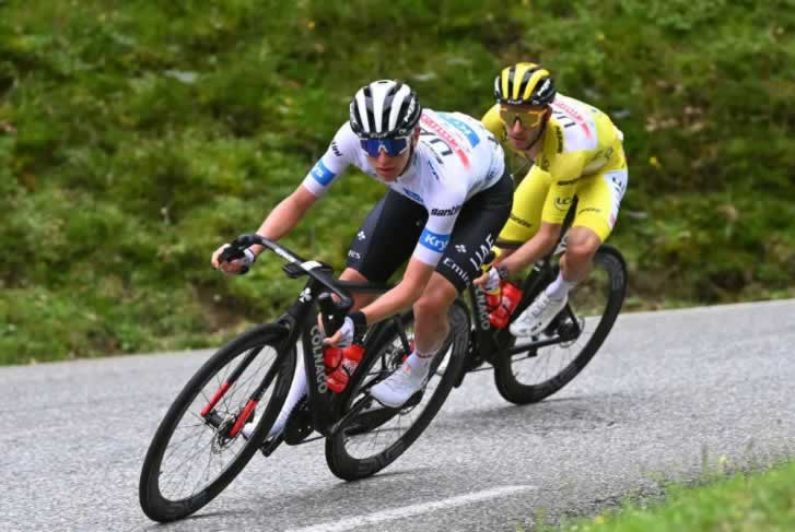Тур де Франс 2023: Тадей Погачар опережает Адама Йейтса на первой неделе гонки