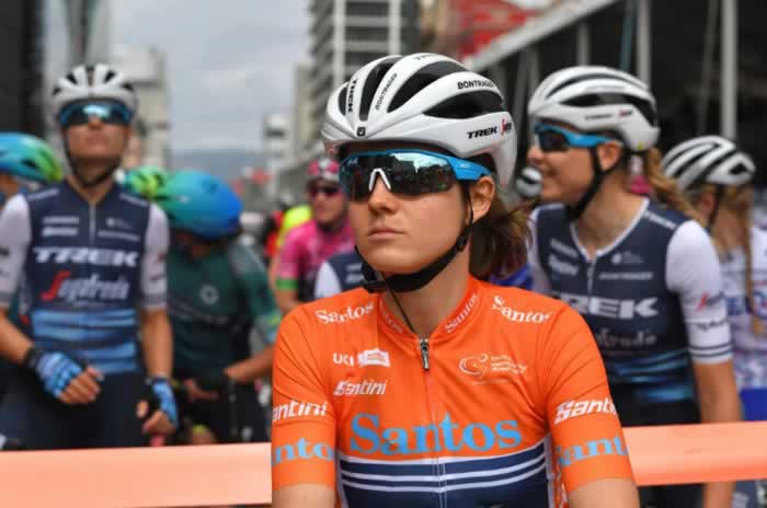 Рут Эдвардс (урожденная Уиндер) в майке лидера общего зачета на велогонке "Тур Даун Андер" в 2020 году.