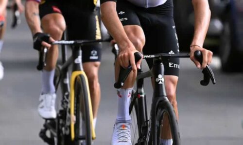 Велосипедисты использовали повернутые тормозные рычаги до тех пор, пока UCI не ввел новые правила к 2024 году