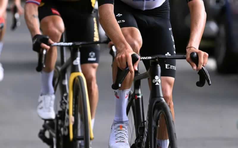 Велосипедисты использовали повернутые тормозные рычаги до тех пор, пока UCI не ввел новые правила к 2024 году