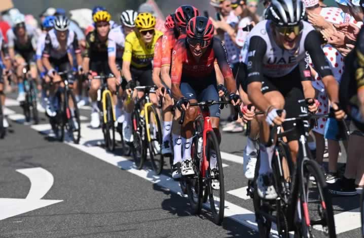 Иган Бернал снова в гуще событий на Тур де Франс 2023 года.