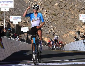 Бен О'Коннор (Decathlon AG2R La Mondiale) празднует победу на третьем этапе Тура ОАЭ 2024 года