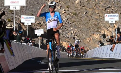 Бен О'Коннор (Decathlon AG2R La Mondiale) празднует победу на третьем этапе Тура ОАЭ 2024 года