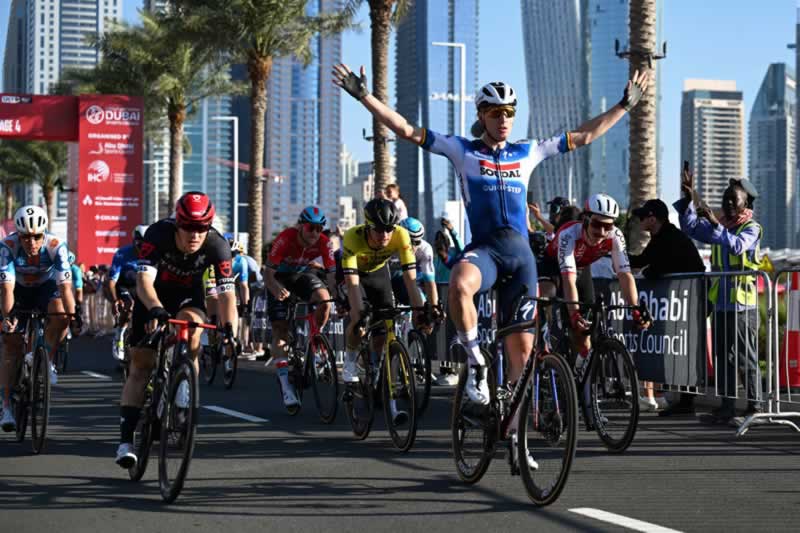 Тим Мерлье (Soudal-Quickstep) побеждает на четвертом этапе Тура ОАЭ 2024