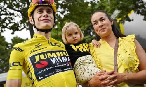 Йонас, Трине и их дочь на финише "Тур де Франс" 2023 года.