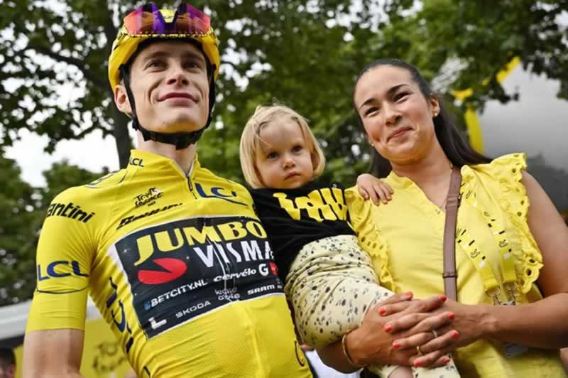 Йонас, Трине и их дочь на финише "Тур де Франс" 2023 года.