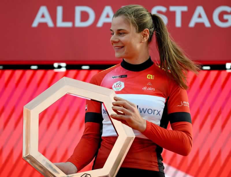 Лотта Копецки продемонстрировала свою невероятную универсальность, победив в женском Туре ОАЭ 2024.