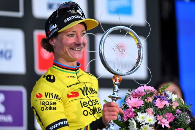 Голландская гонщица Марианна Вос (Team Visma-Lease a Bike) радуется на подиуме после победы в женской однодневной велогонке Omloop Het Nieuwsblad 2024.