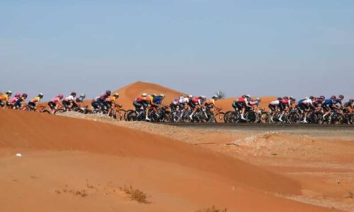 Пелотон мчится по песчаным дюнам на третьем этапе женского Тура ОАЭ 2024