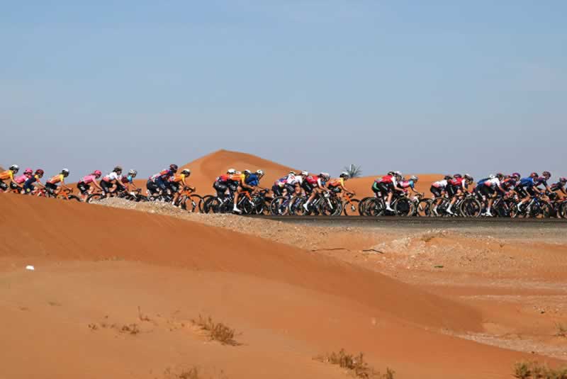 Пелотон мчится по песчаным дюнам на третьем этапе женского Тура ОАЭ 2024