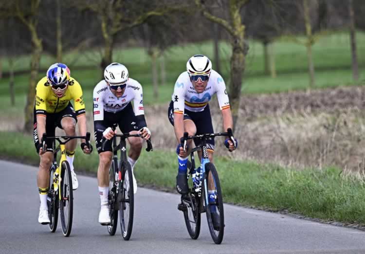 Вут ван Аерт, Тим Велленс и Ойер Лазкано в отрыве на дистанции Kuurne-Brussel-Kuurne 2024