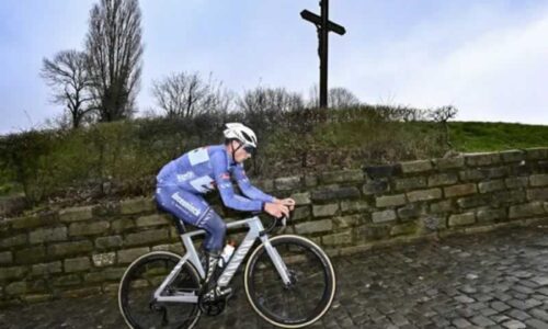 Спринтер из команды Alpecin-Deceuninck Яспер Филипсен на трассе Muur van Geraardsbergen во время прохождения маршрута Omloop Het Nieuwsblad