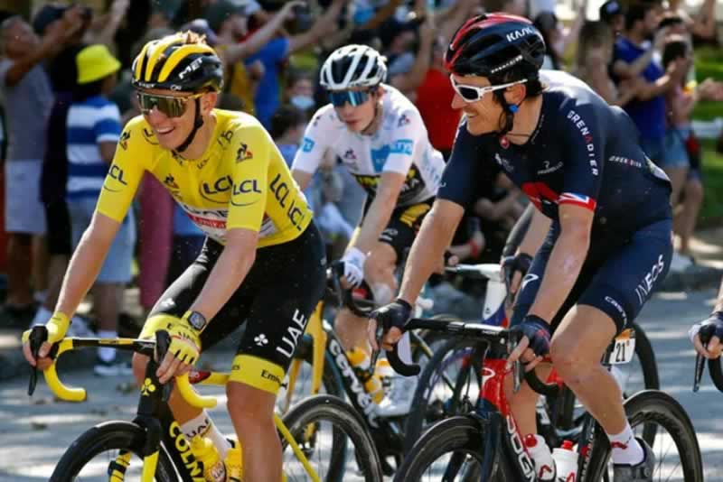 Тадей Погачар и Герайнт Томас во время гонки "Тур де Франс" 2022 года