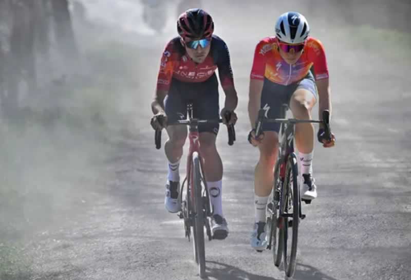 Том Пидкок и Деми Воллеринг, победители гонки Strade Bianche 2023 года