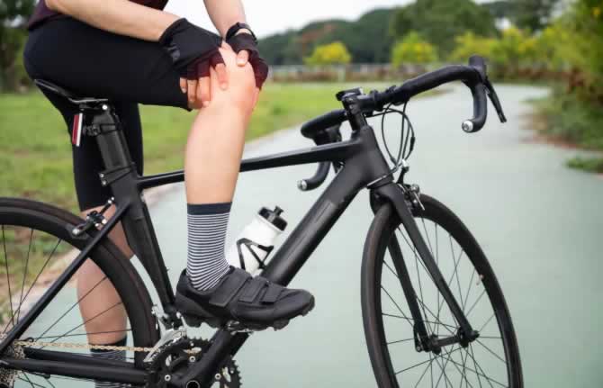 Спешивайтесь с велосипеда при появлении боли в колене.
