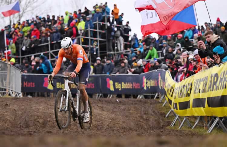 Матье ван дер Поэль на пути к завоеванию своего шестого элитного титула чемпиона мира UCI Cyclocross World Championships в Таборе 2024