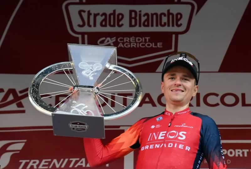 Том Пидкок с трофеем Strade Bianche в 2023 году