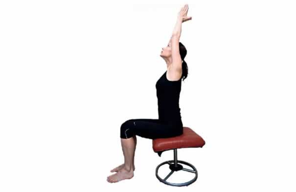Еще одна растяжка в офисном кресле, которая снимет напряжение в мышцах спины.